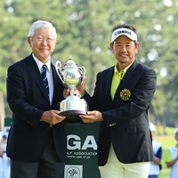 藤田寛之が初めてナショナルオープンのタイトルを手にした（提供：日本ゴルフ協会） 2023年 日本シニアオープンゴルフ選手権 4日目 藤田寛之