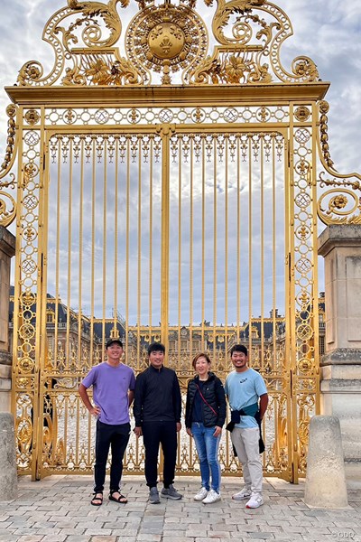 ベルサイユ宮殿の門で記念写真