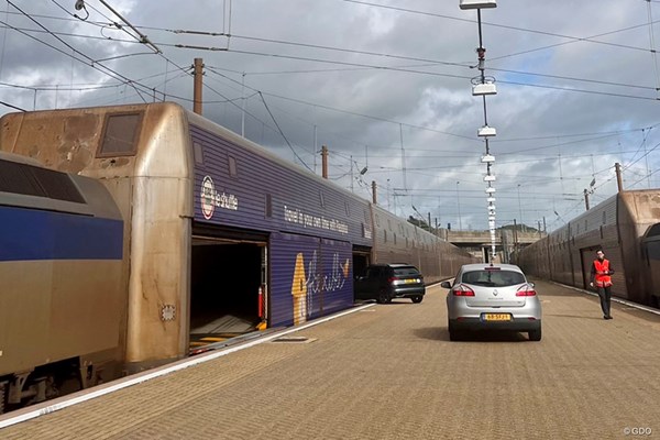 2023年 カズーオープンdeフランス 事前 海峡を渡る列車 列車に自動車のまま乗り込みます