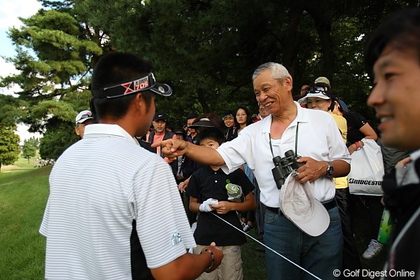 2010年 キヤノンオープン初日 池田勇太 勇太のボールがギャラリーの肩に当たってラフにナイスキック。