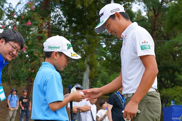 2023年 パナソニックオープンゴルフチャンピオンシップ 3日目 小浦和也 大会のイベントに参加した子どもにも笑顔の対応したパパゴルファー