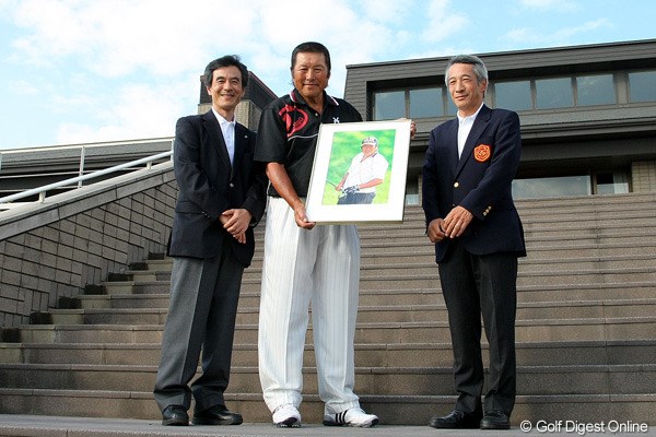 2010年 キヤノンオープン初日 尾崎将司 ホールアウト後に殿堂入りを祝し、記念写真パネルが贈呈された