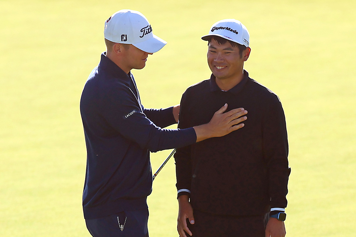 最終グリーンで同組ヤニク・バウルから祝福を受ける久常涼(Luke Walker/Getty Images)