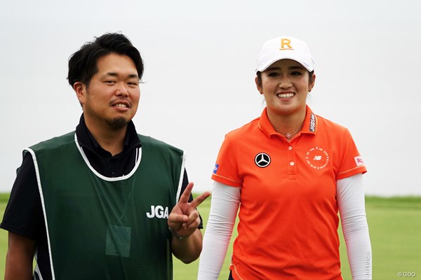 2023年 日本女子オープンゴルフ選手権 事前 稲見萌寧 黒宮幹仁コーチ（左）と久々のタッグ