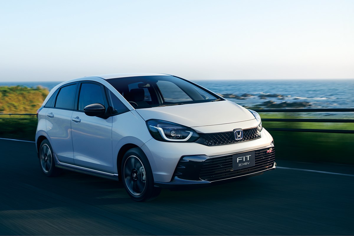 ホンダ「フィット」キャディバッグ何個積める？ 小さいのにその包容力 