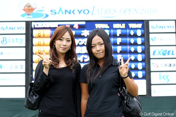 2010年 SANKYOレディースオープン初日 青木茉里奈、瀬令奈姉妹