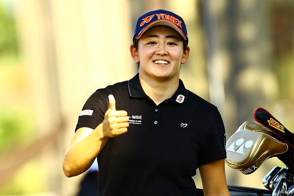 2023年 日本女子オープンゴルフ選手権 2日目 岩井明愛 わざわざサングラスを外してサムアップ。ありがとうございます。