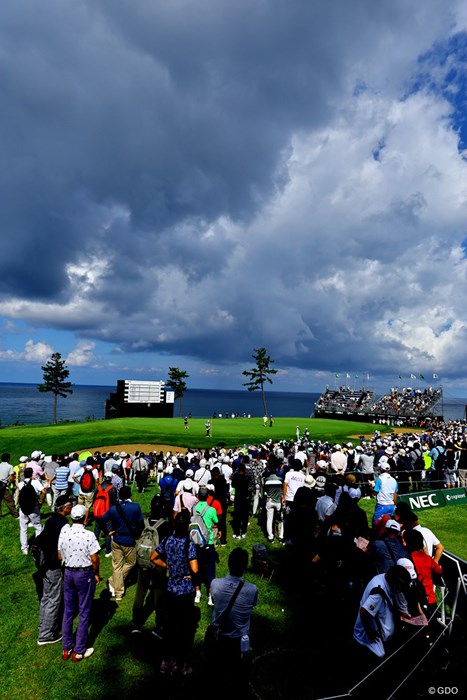 大勢のギャラリーが見守る 2023年 日本女子オープンゴルフ選手権 2日目 コース