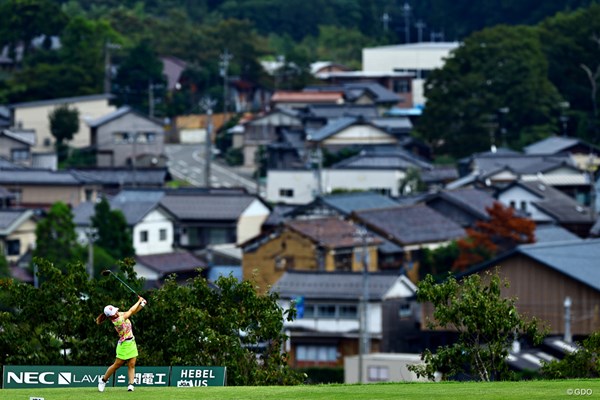 首位と4打差にジワリ