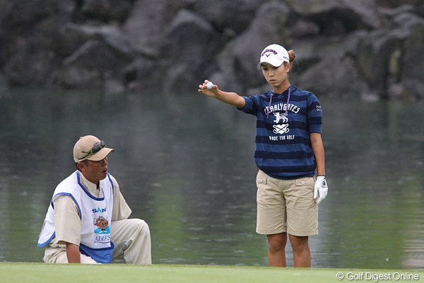 2010年 SANKYOレディースオープン2日目 上田桃子 最終18番パー5、4打目を池に入れてしまった上田桃子