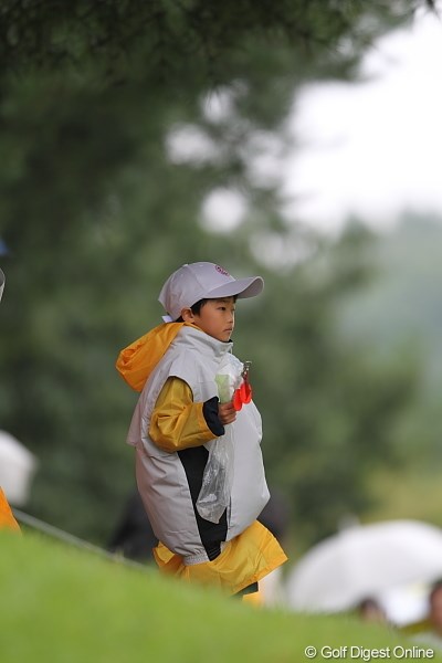 2010年 キヤノンオープン3日目 ボランティアの子供 こ～んなチビッコのボランティアもいた。