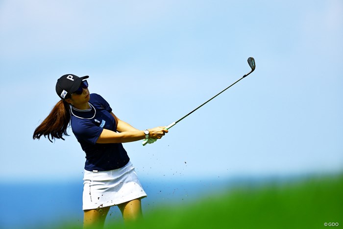 アプローチショットを放つ 2023年 日本女子オープンゴルフ選手権 最終日 菊地絵理香