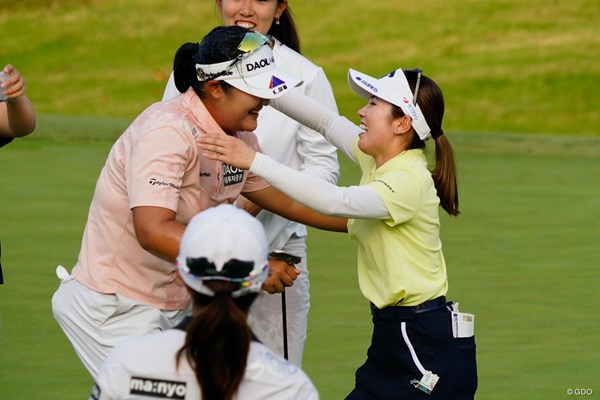 西村優菜は最終組でプレーしたユ・ヘランの優勝を讃えた