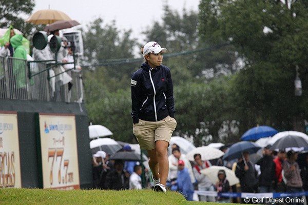 残念ながら予選通過ならず、18番を引き上げる桃ちゃん。表情も冴えません。