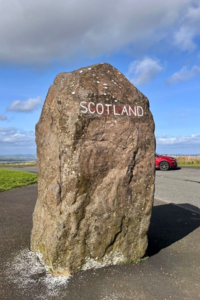 2023年 アルフレッド・ダンヒルリンクス選手権 事前 石碑 スコットランドに到着