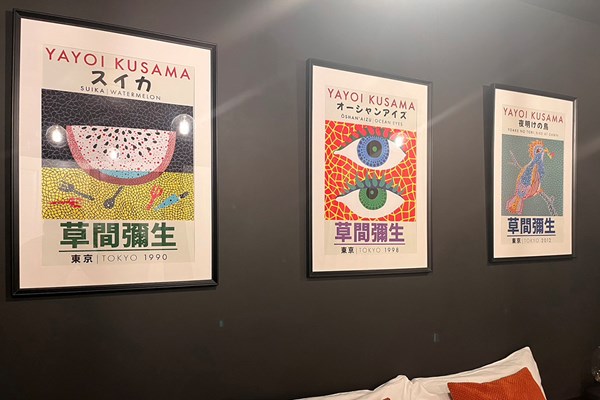 バーミンガムで民泊。寝室に草間彌生さんの絵画がありました。僕が日本人と知ってかな？