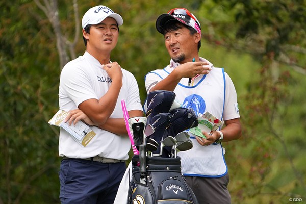 2023年 ACNチャンピオンシップゴルフトーナメント 初日 石川航 兄のエースキャディ、佐藤賢和氏に初めてバッグを任せた