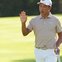 18番パットを決めファンの声援に応える 2023年 ACNチャンピオンシップゴルフトーナメント 初日 内藤寛太郎