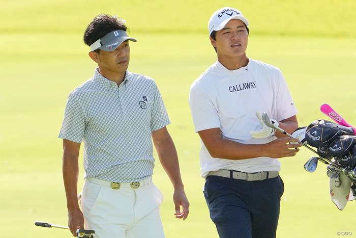 同伴競技者の近藤智弘と18番グリーンに向かう 2023年 ACNチャンピオンシップゴルフトーナメント 初日 石川航