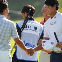 競技を終え同伴競技者の近藤智弘と笑顔で握手 2023年 ACNチャンピオンシップゴルフトーナメント 初日 石川航