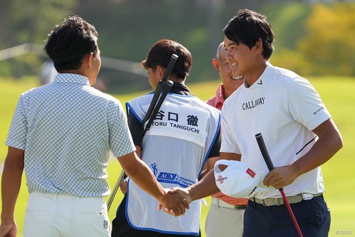 競技を終え同伴競技者の近藤智弘と笑顔で握手 2023年 ACNチャンピオンシップゴルフトーナメント 初日 石川航