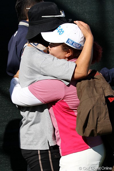 2010年 SANKYOレディースオープン最終日 アン・ソンジュ キム・エースク（マネージャー兼通訳）と泣いて抱き合うアンちゃん。