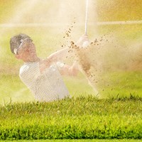 バンカーショット、宙に砂が舞う 2023年 ACNチャンピオンシップゴルフトーナメント 3日目 近藤智弘