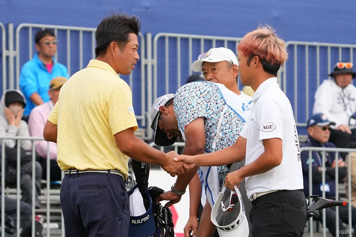 3日目12アンダーで2位、競技を終え浅地洋佑と握手をかわす 2023年 ACNチャンピオンシップゴルフトーナメント 3日目 池田勇太