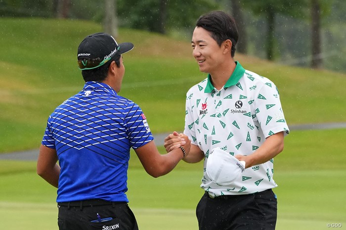 プレーオフ1回目、稲森佑貴に負けるも笑顔で健闘をたたえる 2023年 ACNチャンピオンシップゴルフトーナメント 4日目 ソン・ヨンハン