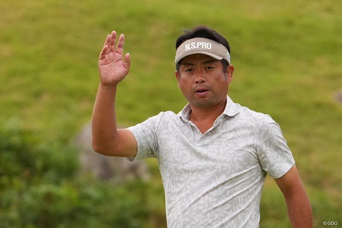 パットを決めギャラリーの声援に応える 2023年 ACNチャンピオンシップゴルフトーナメント 4日目 池田勇太