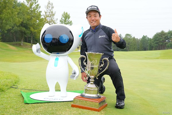 2023年 ACNチャンピオンシップゴルフトーナメント 4日目 稲森佑貴 優勝を決めACNキャラクター「OPPU」と写真撮影
