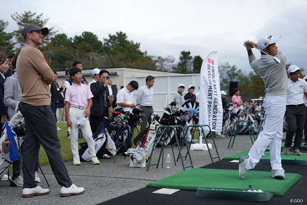 2023年 日本オープンゴルフ選手権競技 事前 アダム・スコット 1人ずつ丁寧に指導