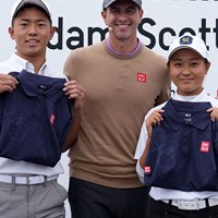 代表の2人にサイン入りポロシャツをプレゼント 2023年 日本オープンゴルフ選手権競技 事前 アダム・スコット