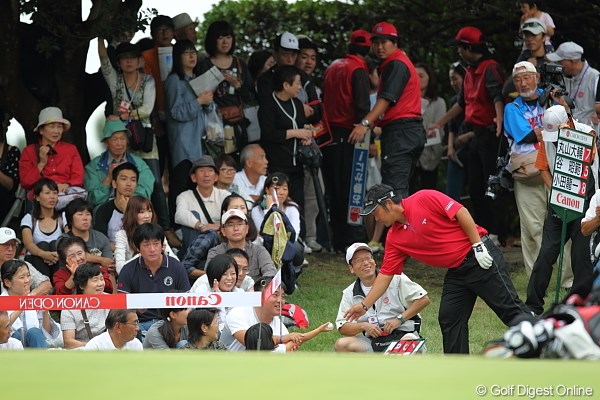 2010年 キヤノンオープン最終日 小田龍一 はーい、お嬢ちゃんボールあげる。優しいねー小田龍一プロったら。