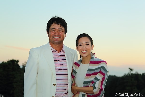 2010年 キヤノンオープン最終日 横田真一＆夕子夫人 横田真一と夕子夫人の強い絆も、13年ぶりの勝利へと導いたのだろう
