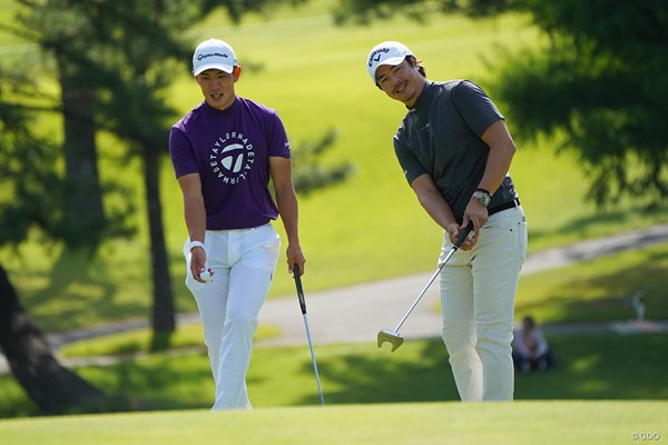 2023年 日本オープンゴルフ選手権競技 事前 中島啓太 石川遼 14番のグリーンをチェックする中島啓太と石川遼。選手たちは速やかなチェックを求められた