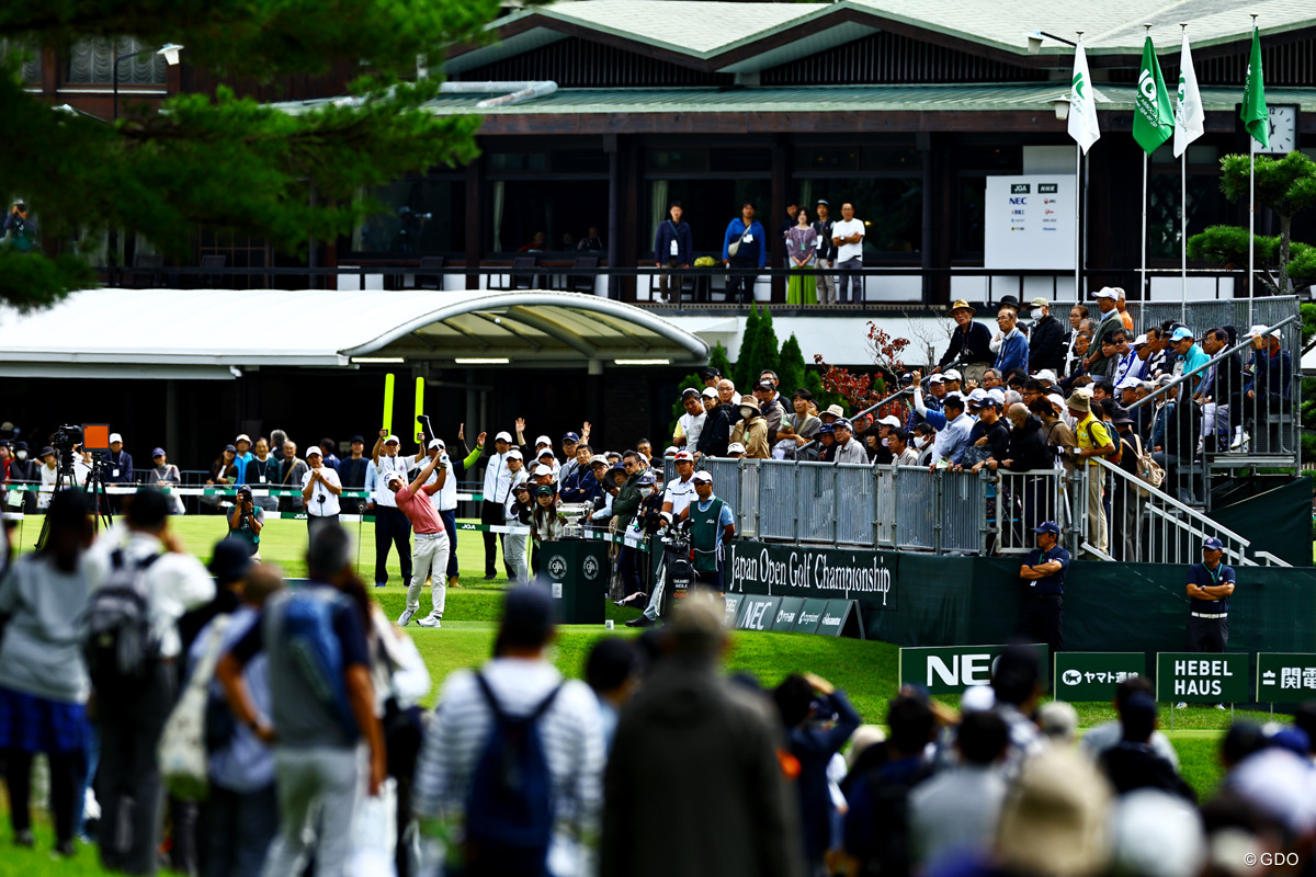 大ギャラリーの中心で優勝争い