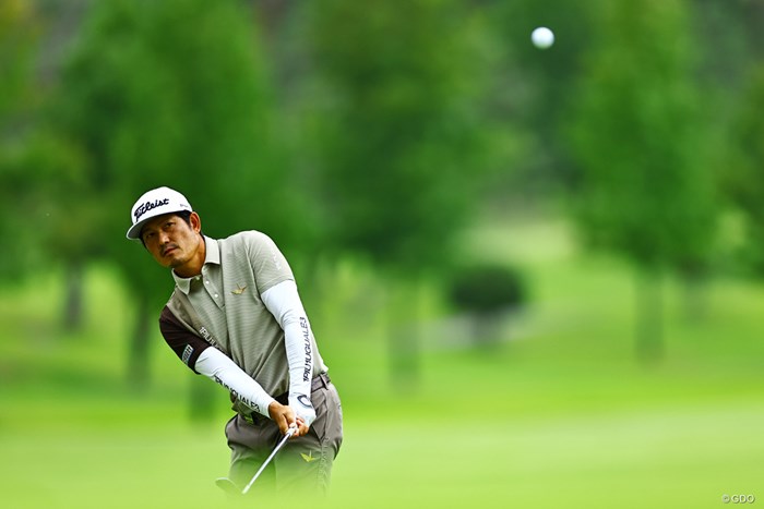 アプローチショットを放つ 2023年 日本オープンゴルフ選手権競技 3日目 貞方章男