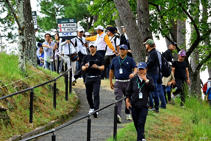 11番ホールへ 2023年 日本オープンゴルフ選手権競技 最終日 石川遼