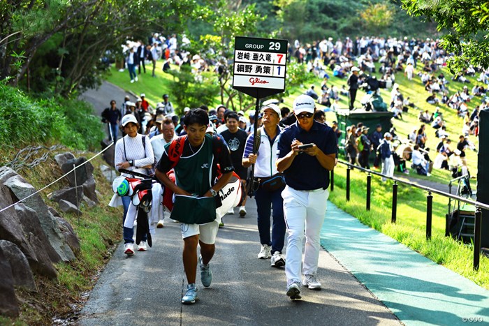 最終ホールにむかう 2023年 日本オープンゴルフ選手権競技 最終日 岩崎亜久竜