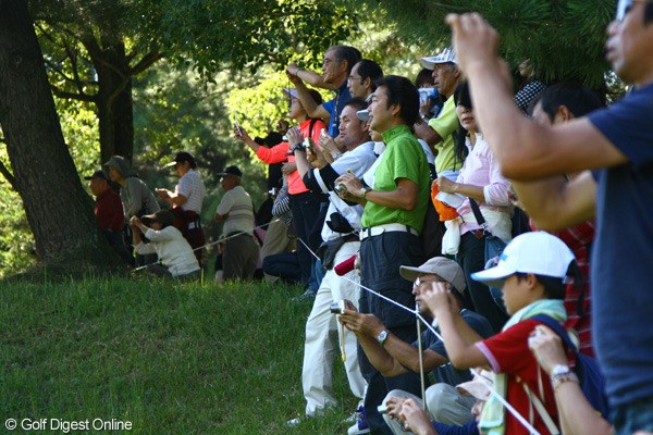 2010年 日本オープンゴルフ選手権競技 事前 石川遼を追うギャラリーたち 石川遼を写真に収めようと必死でカメラ撮影を行うギャラリーたち