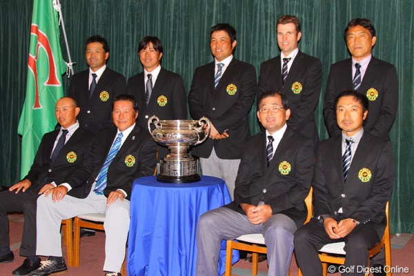 2010年日本オープンゴルフ選手権競技 事前 歴代優勝者たち ディナーの前に歴代優勝者9名で記念撮影