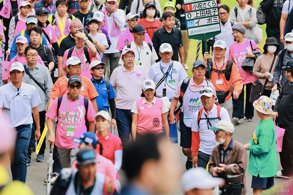 多くのファンに囲まれて日本で最後のラウンドをプレーしたイ・ボミ