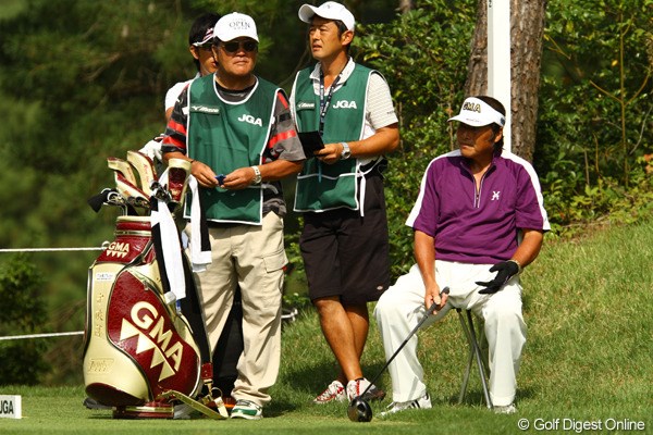 2010年 日本オープンゴルフ選手権競技 初日 尾崎将司 往年の名コンビ復活！ジャンボ尾崎が佐野木キャディ（写真左）と予選突破を狙う