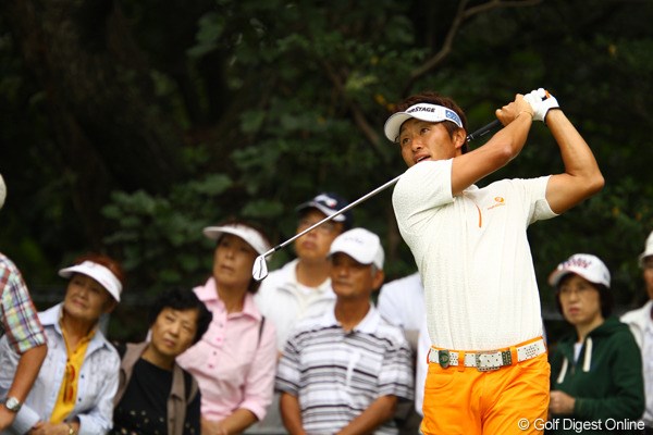2010年 日本オープンゴルフ選手権競技 初日 宮本勝昌 初日から勝負服のオレンジ色で気合入ってます。2アンダー9位タイです。