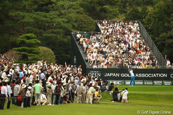 2010年 日本オープンゴルフ選手権競技 初日 1番ホール 今日のギャラリーは4,214人。もっとたくさん入っているように見えたのですが・・・。