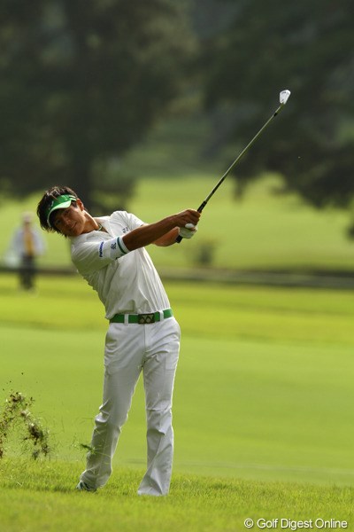 2010年 日本オープンゴルフ選手権競技 初日 石川遼 遼くんは、9番ホールティショットを右のラフへ曲げて、直ドラどころか出すのが精一杯。