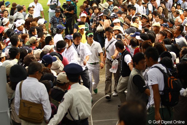 2010年 日本オープンゴルフ選手権競技 初日 石川遼 9H終えてハーフターン。みなさん将棋倒しにならないように気を付けて下さいね。