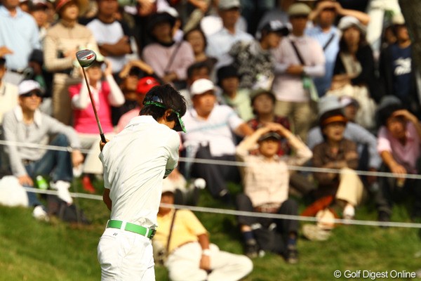 2010年 日本オープンゴルフ選手権競技 初日 石川遼 10番ティショットを曲げて、このフィニッシュ。