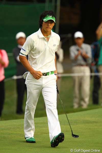 2010年 日本オープンゴルフ選手権競技 初日 石川遼 17番、グリーンエッジからバーディパットを決めて、力強く右手を握り締める。「どや顔」です。